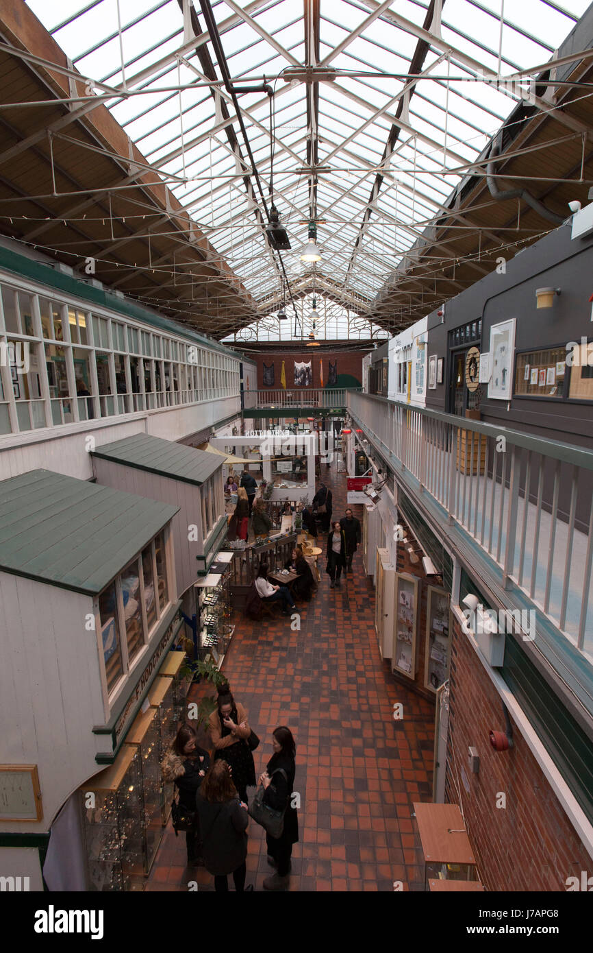 Galleria e le persone che visualizzano una mostra Foto Stock