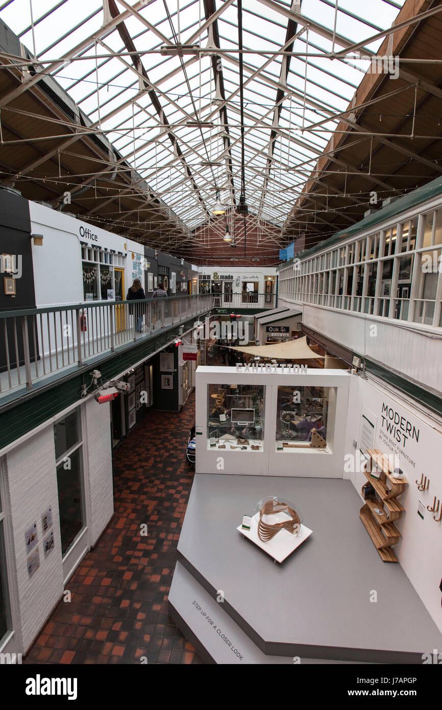 Galleria e le persone che visualizzano una mostra Foto Stock