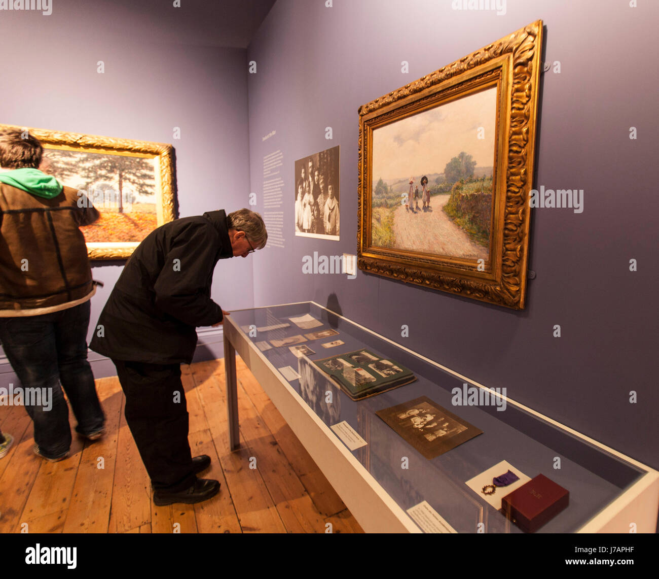 Galleria e le persone che visualizzano una mostra Foto Stock