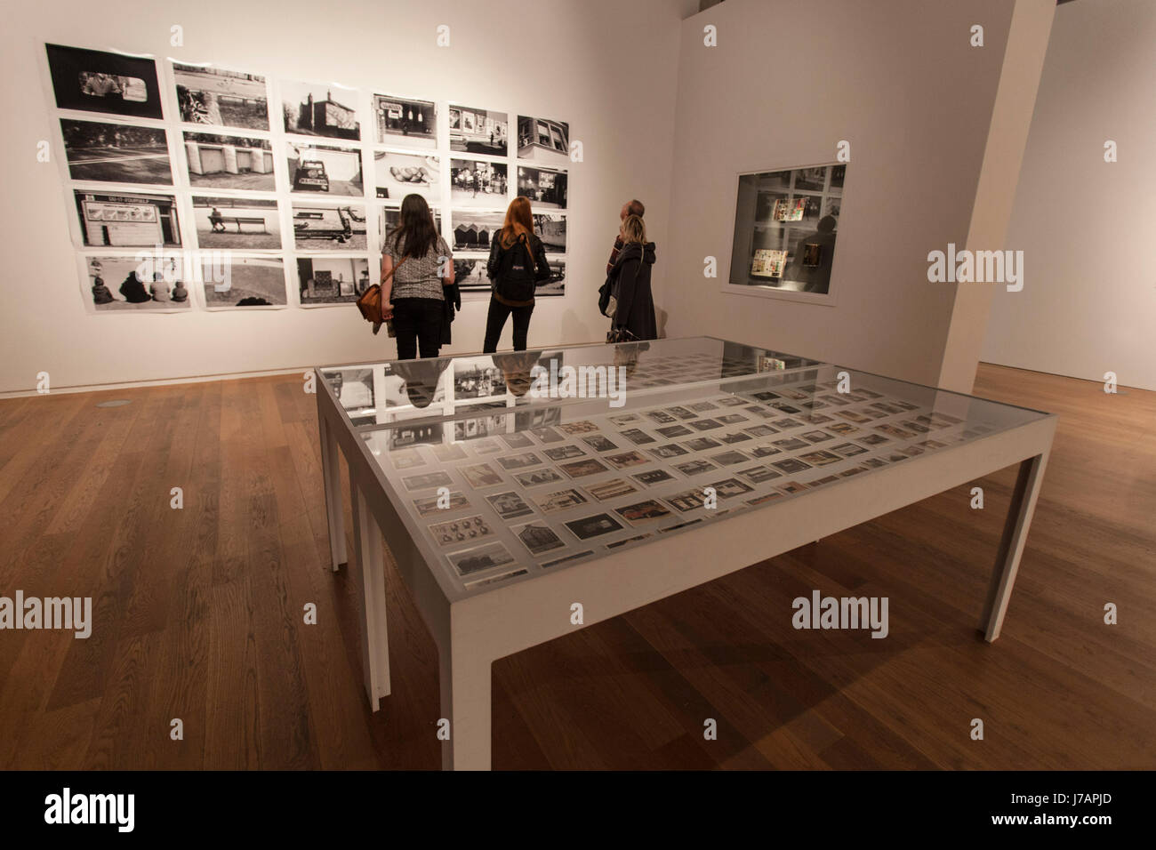 Galleria e le persone che visualizzano una mostra Foto Stock