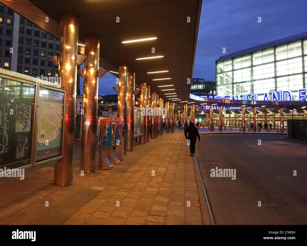 La Staten Island Ferry Terminal in Manhattan - Traghetto sud- NEW YORK CITY - NEW YORK - APRILE 2,2017 Foto Stock