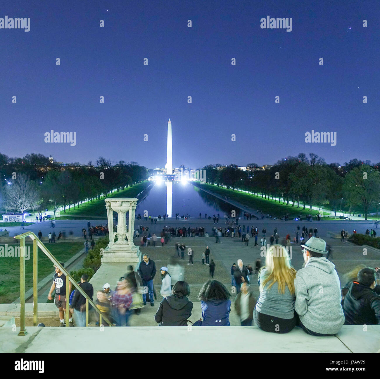 La gente seduta sui gradini del Lincoln Memorial a Washington e vista sulla piscina riflettente - Washington DC - COLUMBIA - Aprile 9, 2017 Foto Stock