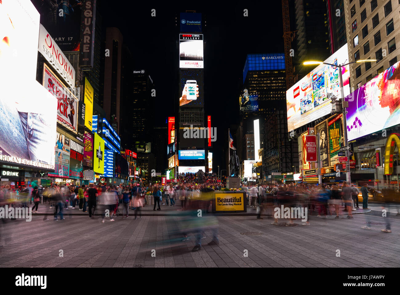 Times Square con le persone che attraversano le strada di notte, New York Foto Stock