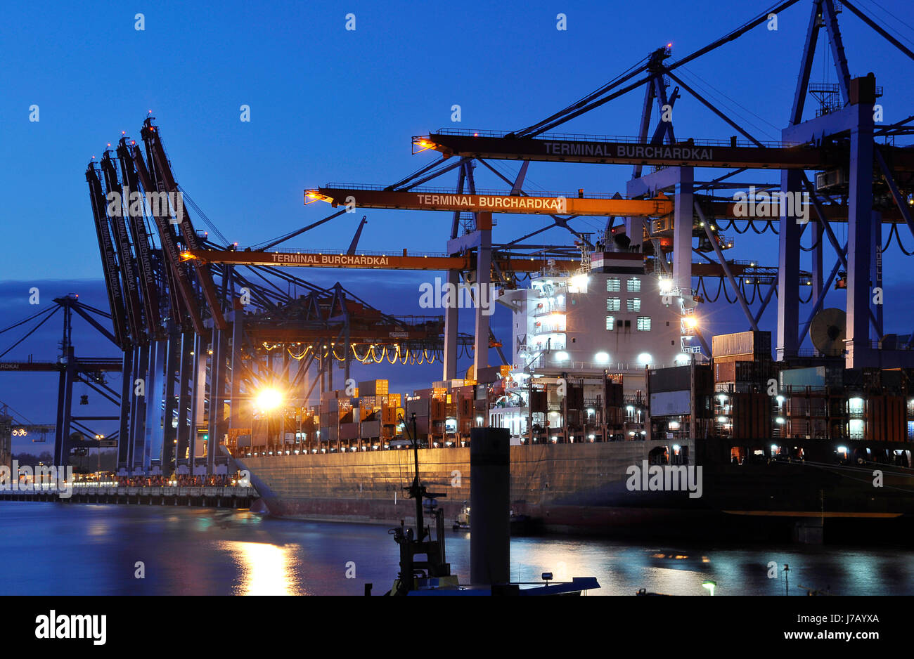 Porti porto merci nave cargo porta contenitore contenitore di scarico Foto Stock
