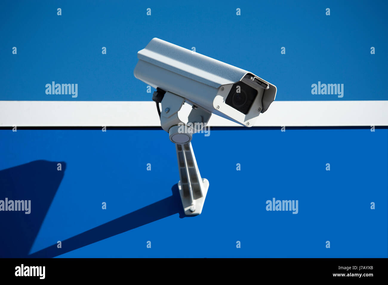 Macchina fotografica video di sorveglianza della sicurezza e la visione di osservare guardare grande grande Foto Stock