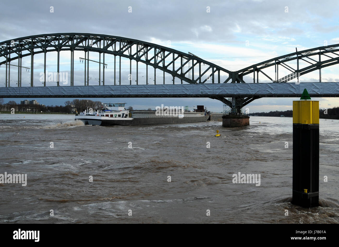 Ambiente Ambiente Il ponte di Colonia sul Reno alluvione di navigazione meteo città città Foto Stock