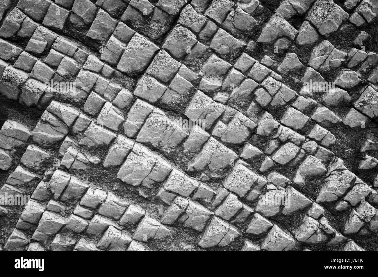 Close-up di un bizzarro rock texture di superficie con la vignettatura in bianco e nero. Foto Stock