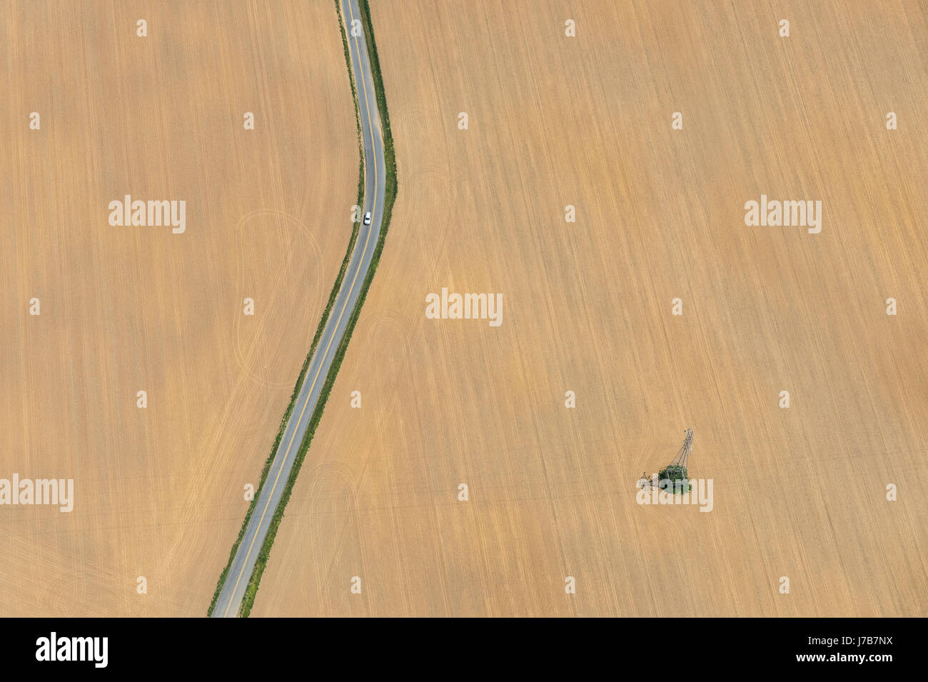 Vista aerea strada rurale & Campi con torre elettrico Foto Stock