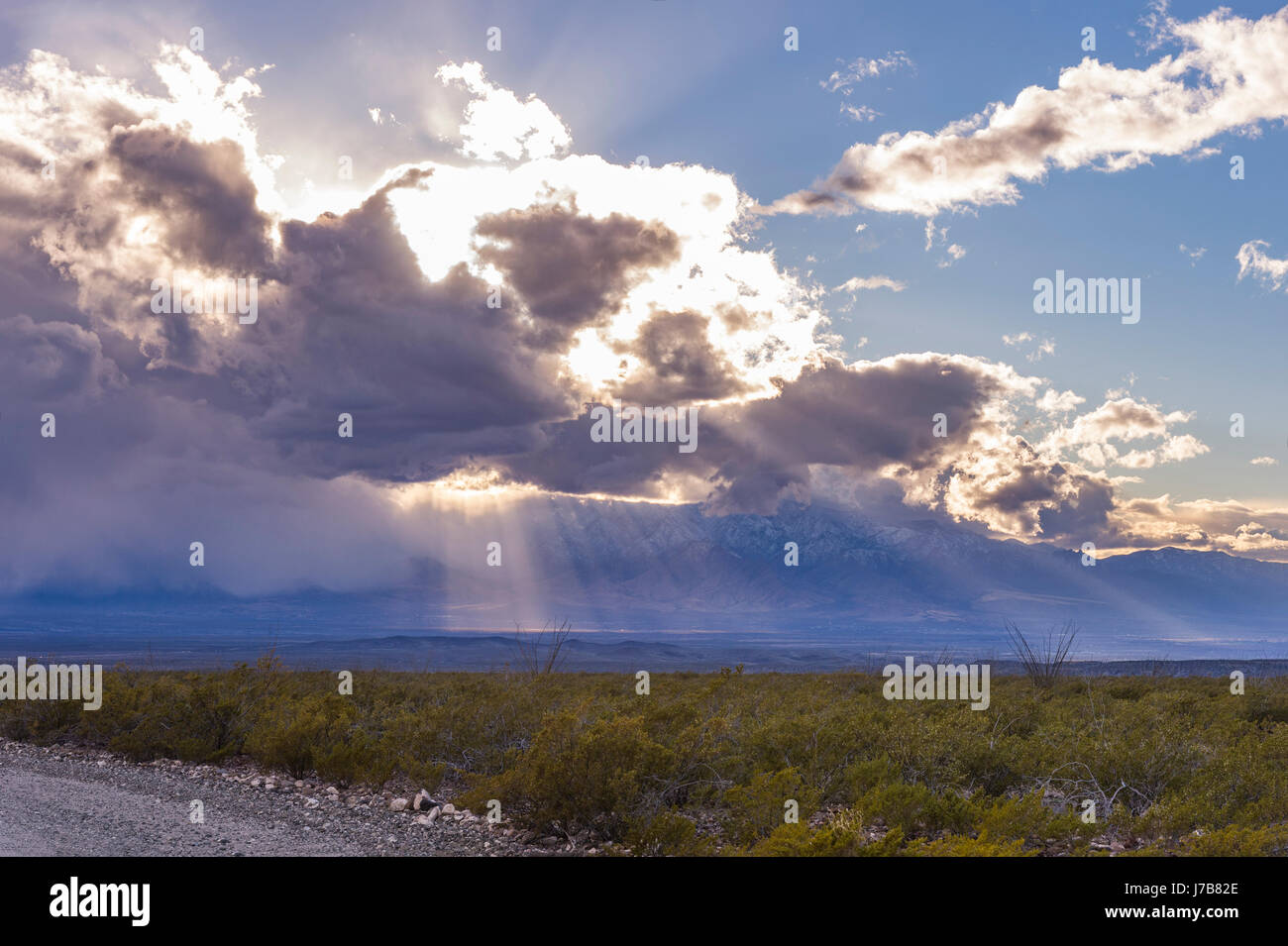 Raggi di sole attraverso le nuvole nel deserto dell'Arizona Foto Stock
