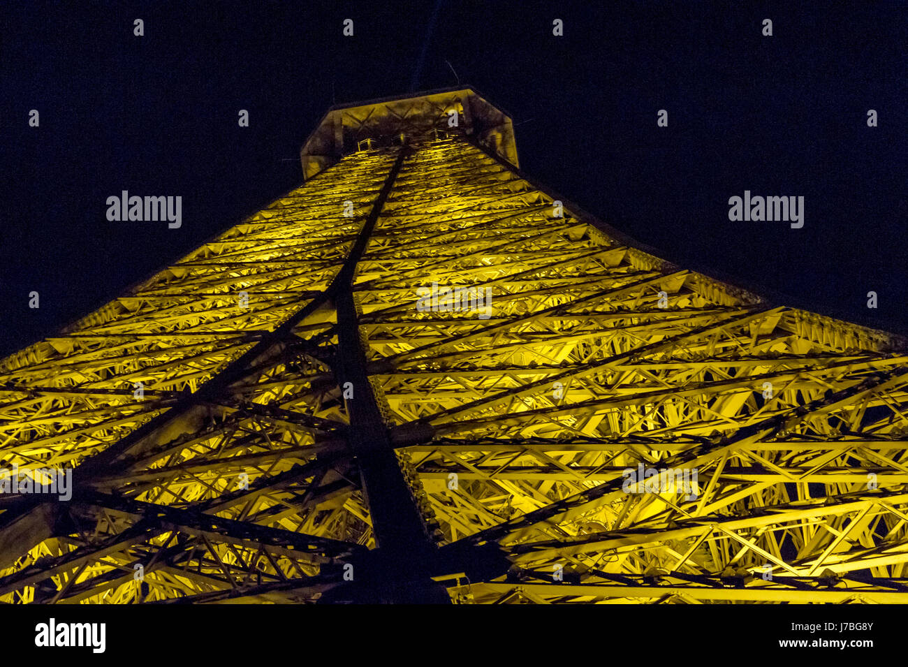 La torre Eiffel illuminata di notte Foto Stock