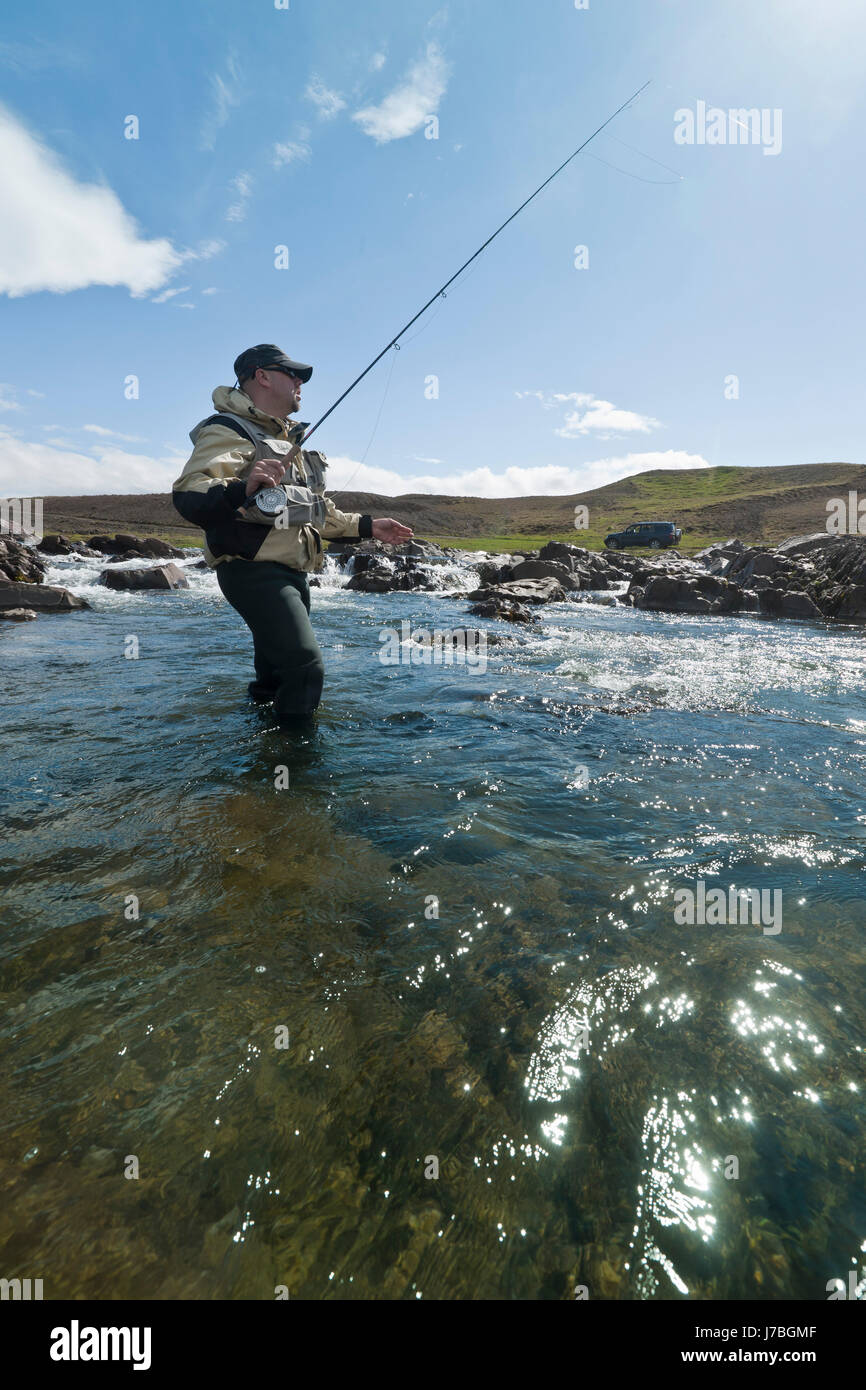 Pescatore pesca Islanda pescatore di acqua di fiume volare sport sport risplenda brilla Foto Stock