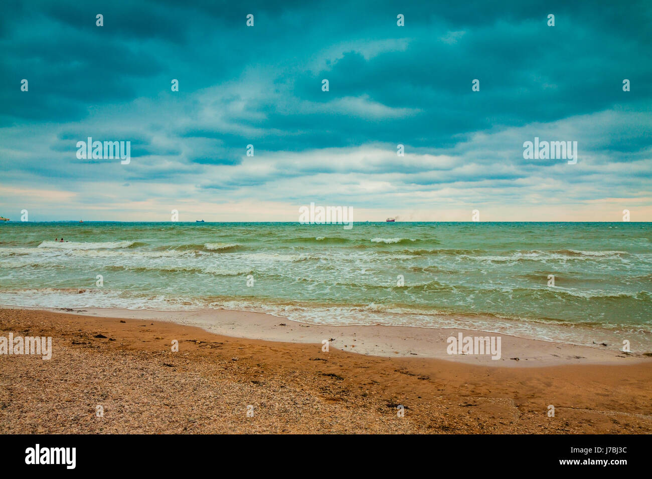 Spiaggia deserta, sul mare con la spettacolare cielo tempestoso Foto Stock