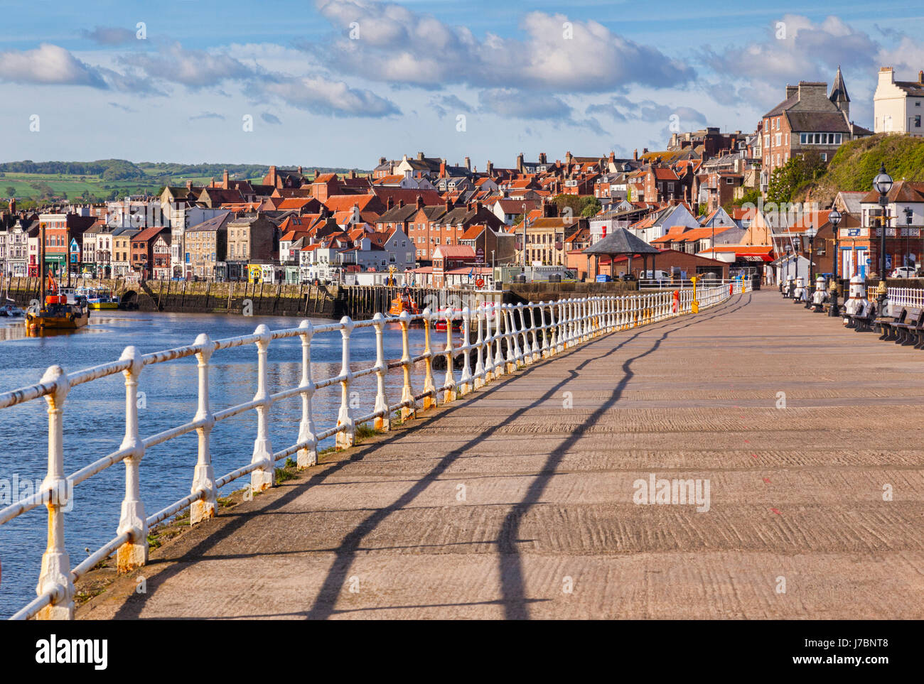 La città vecchia di Whiby e il Porto dal Molo Ovest, North Yorkshire, Inghilterra, Regno Unito Foto Stock