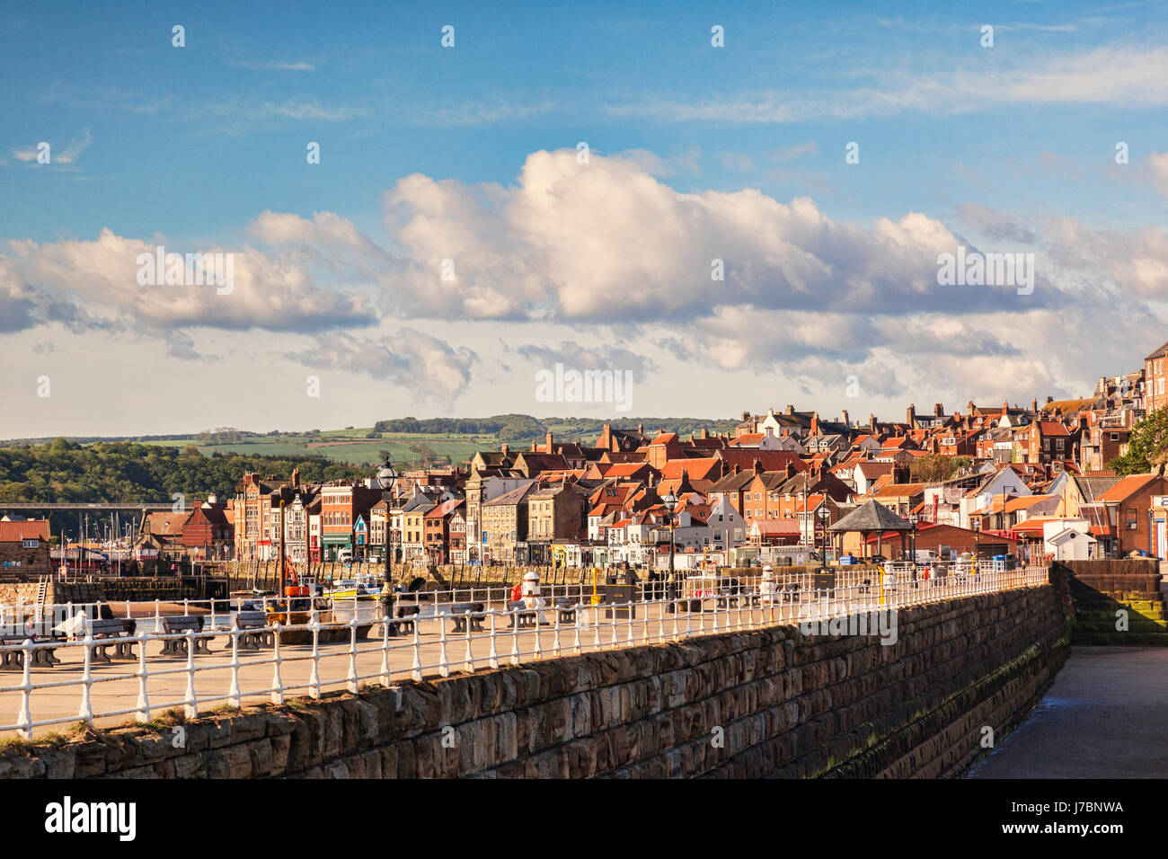 Il North Yorkshire cittadina balneare di Whitby dal Molo Ovest, North Yorkshire, Inghilterra, Regno Unito Foto Stock