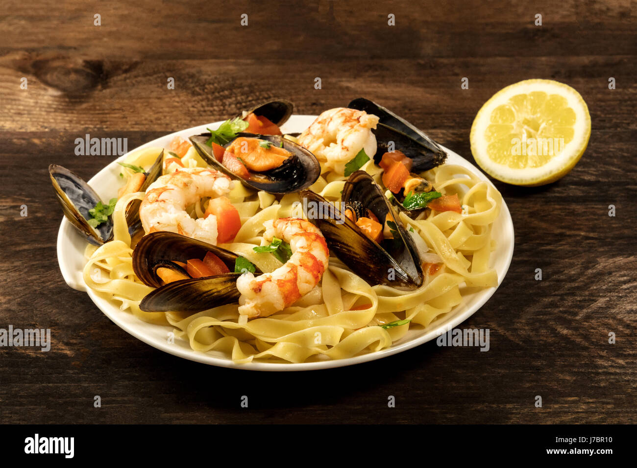 Frutti di mare piatto di pasta con le cozze e gamberi Foto Stock