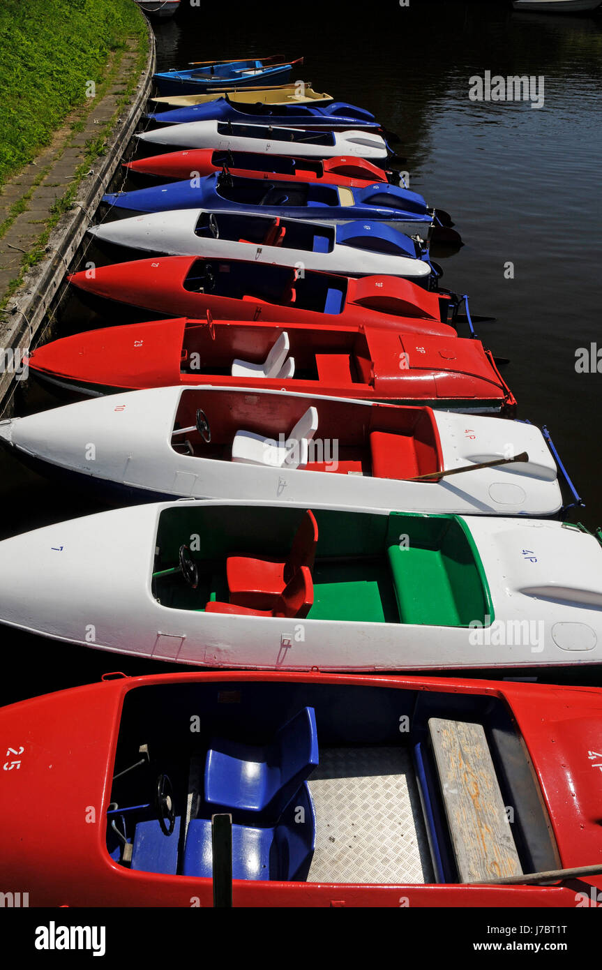 Colorato colorato splendida molteplici riccamente colorati sport acquatici barche Foto Stock