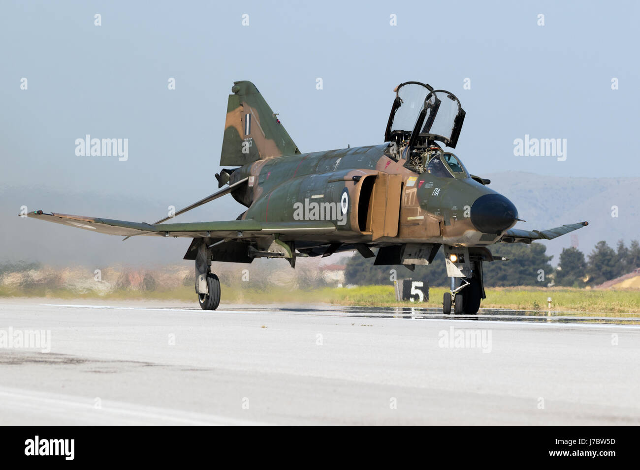 LARISSA, Grecia - 4 Maggio 2017: Hellenic Air Force RF-4E Phantom II piano di getto di rullaggio dopo uno degli ultimi voli. 348 squadrone di ricognizione Foto Stock