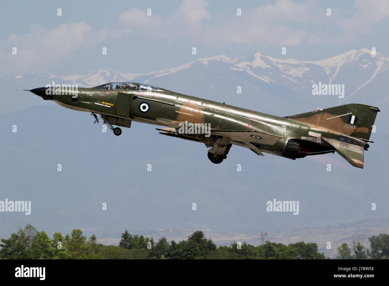 LARISSA, Grecia - 4 Maggio 2017: Hellenic Air Force RF-4E Phantom II getto aeromobili in fase di decollo per uno degli ultimi voli. 348 squadrone di ricognizione. Foto Stock