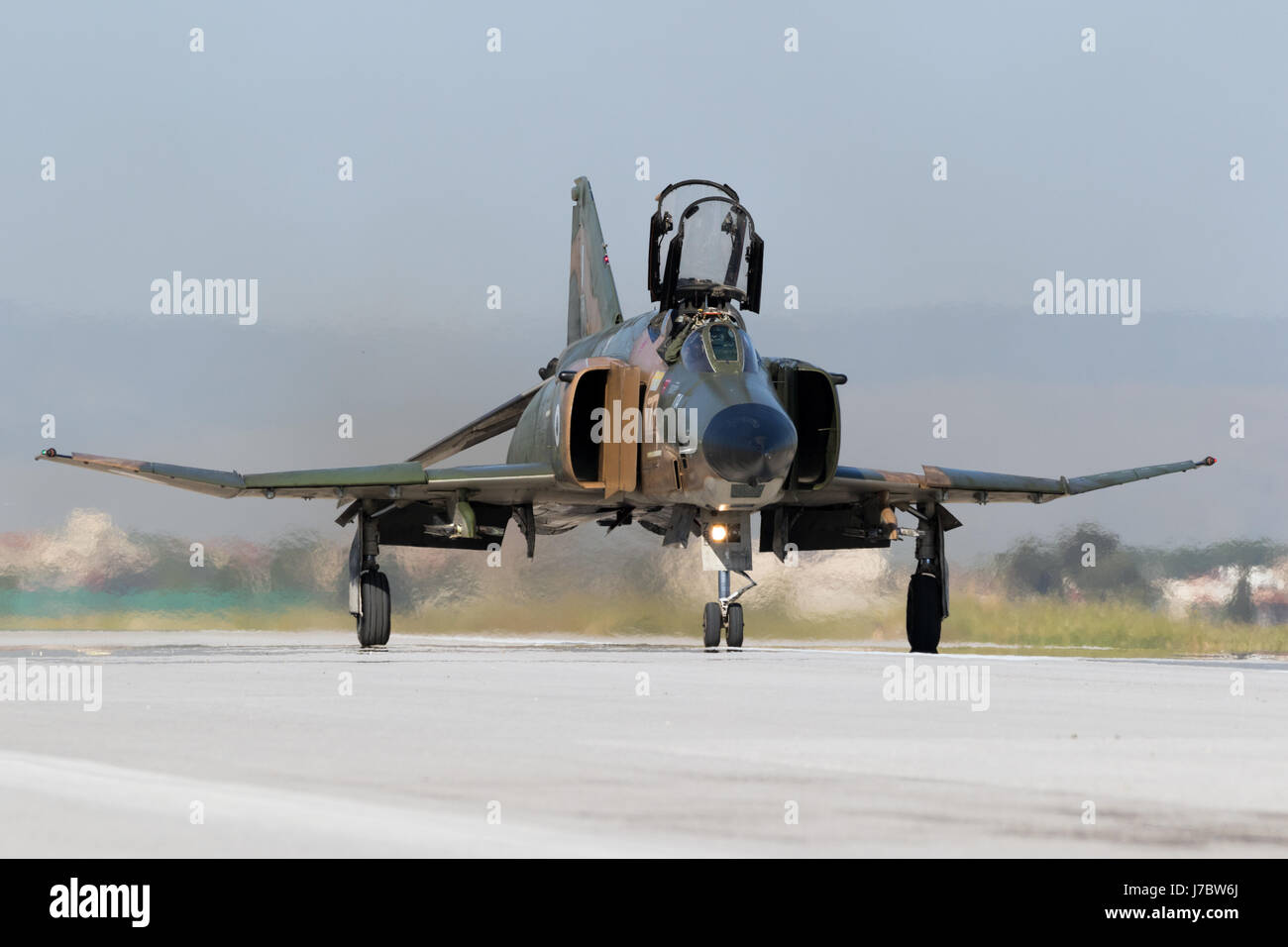 LARISSA, Grecia - 4 Maggio 2017: Hellenic Air Force RF-4E Phantom II di velivoli a getto di rullaggio dopo uno degli ultimi voli. 348 squadrone di ricognizione. Foto Stock