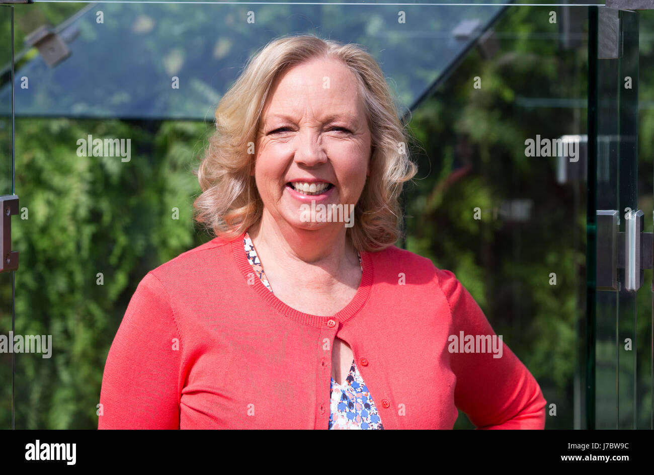 Deborah Meaden, una delle stelle di Dragon's Den, e un imprenditore della RHS Chelsea Flower Show 2017 Foto Stock