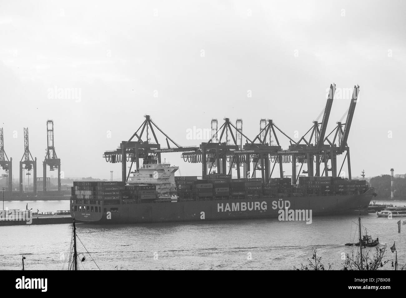 Amburgo, Germania - 27 ottobre 2016. Il traffico di merci in Amburgo. È il mozzo centrale per gli scambi commerciali con l'Est e Nord Europa. Come un contenitore porta it t Foto Stock