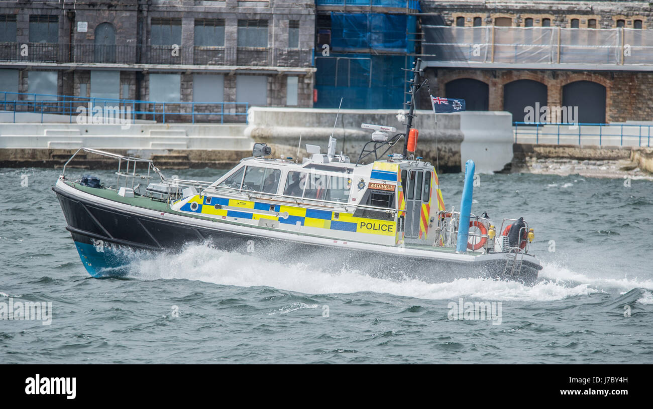 Immagini protette da copyright da Paul Slater/PSI - un lancio di polizia in Plymouth Sound di pattuglia. Foto Stock
