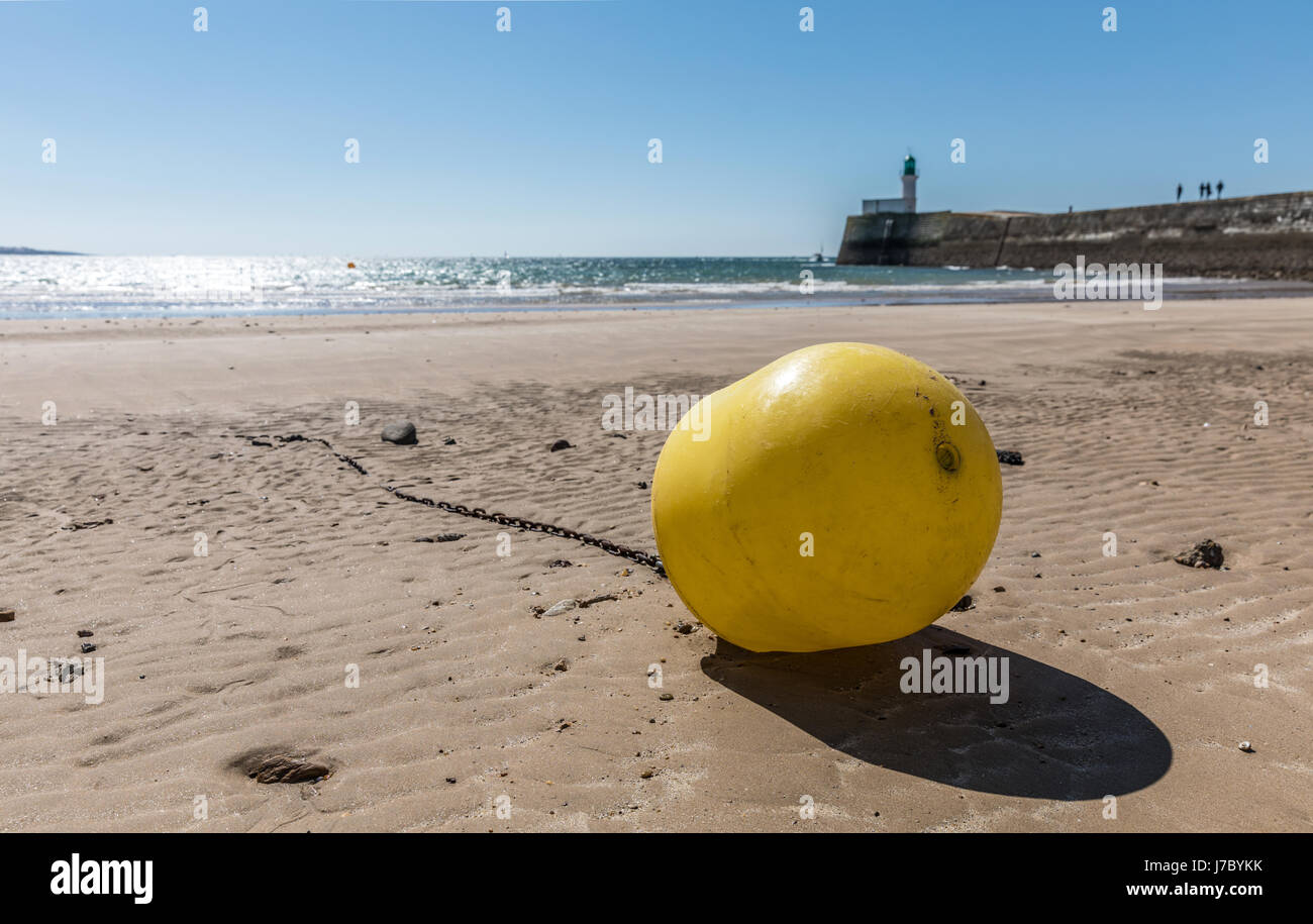 Boa giallo " zona di balneazione " sulla spiaggia di Les Sables d'Olonne a bassa marea Foto Stock
