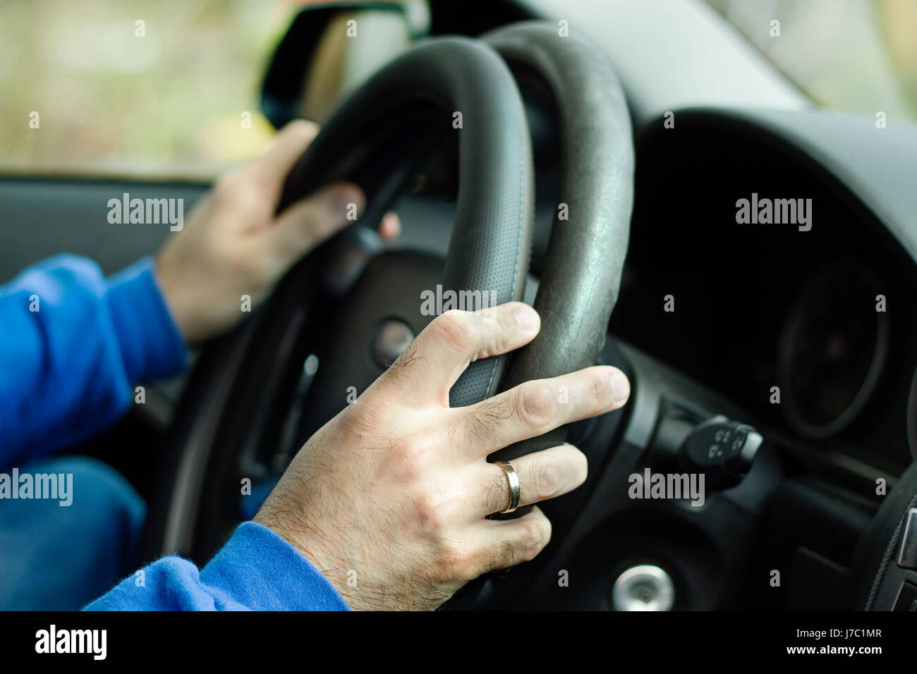 Il veterano patti la sovrapposizione sul volante della vettura. Auto che dettaglia l'interno dell'auto. Volante in sovrapposizione. Foto Stock