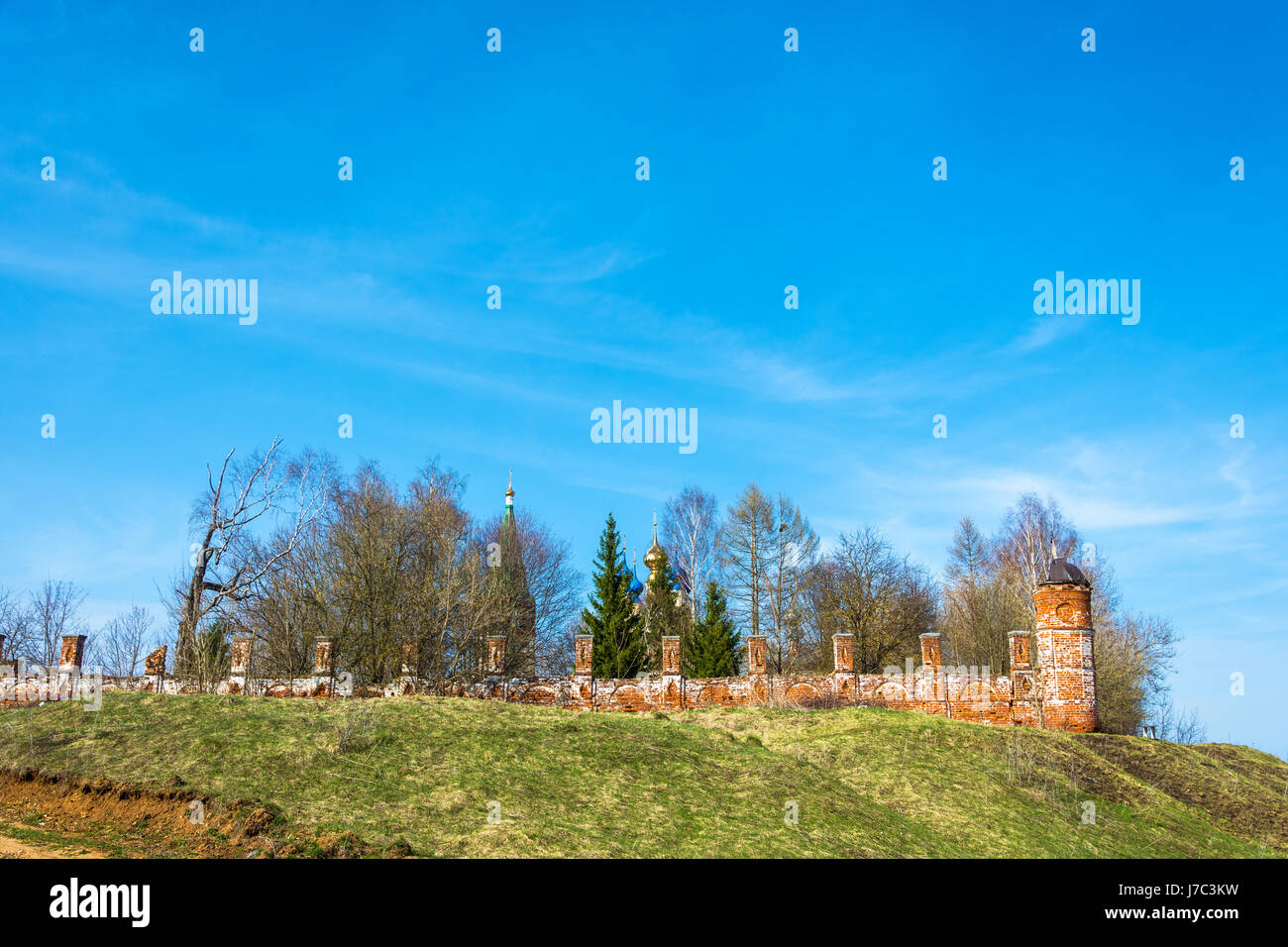 Le vecchie mura monastica di mattoni rossi nel villaggio di Goritsy, Shuyskiy rayon, Ivanovskaya, Oblast di Russia. Foto Stock