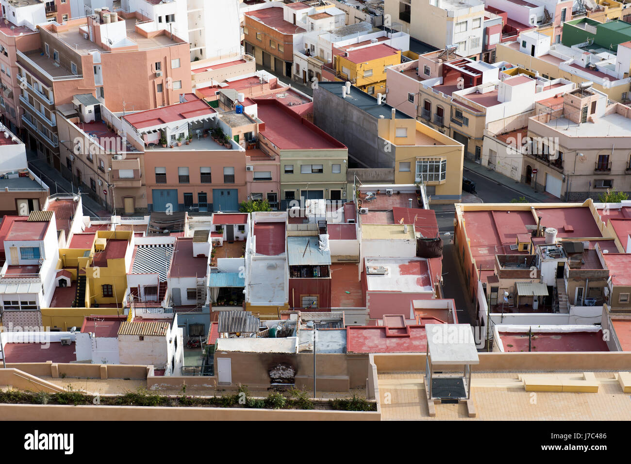 Tetti e terrazze della piccola città di Spagna quartiere povero Foto Stock