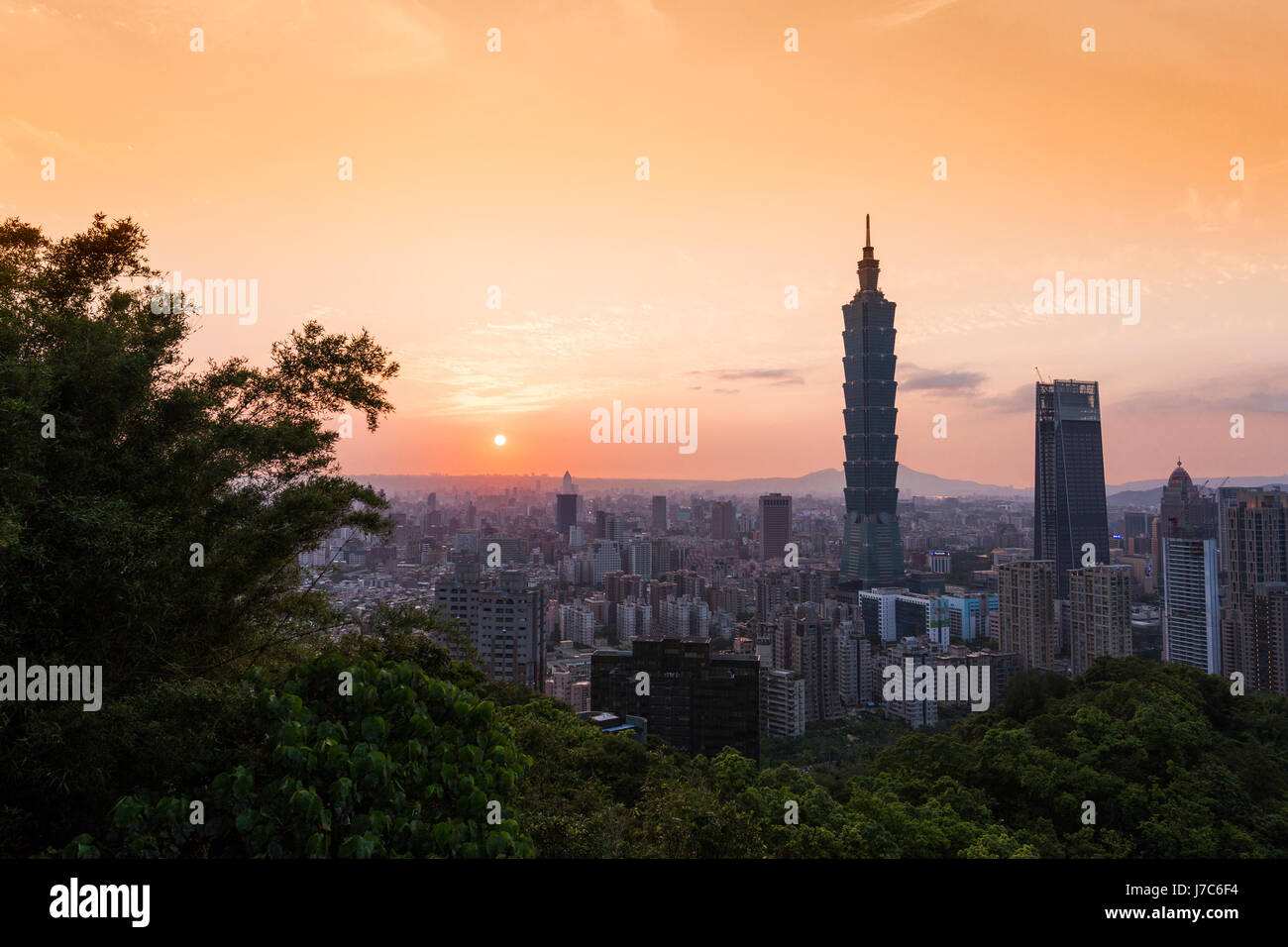Taiwan: Taipei skyine al tramonto in primavera Foto Stock