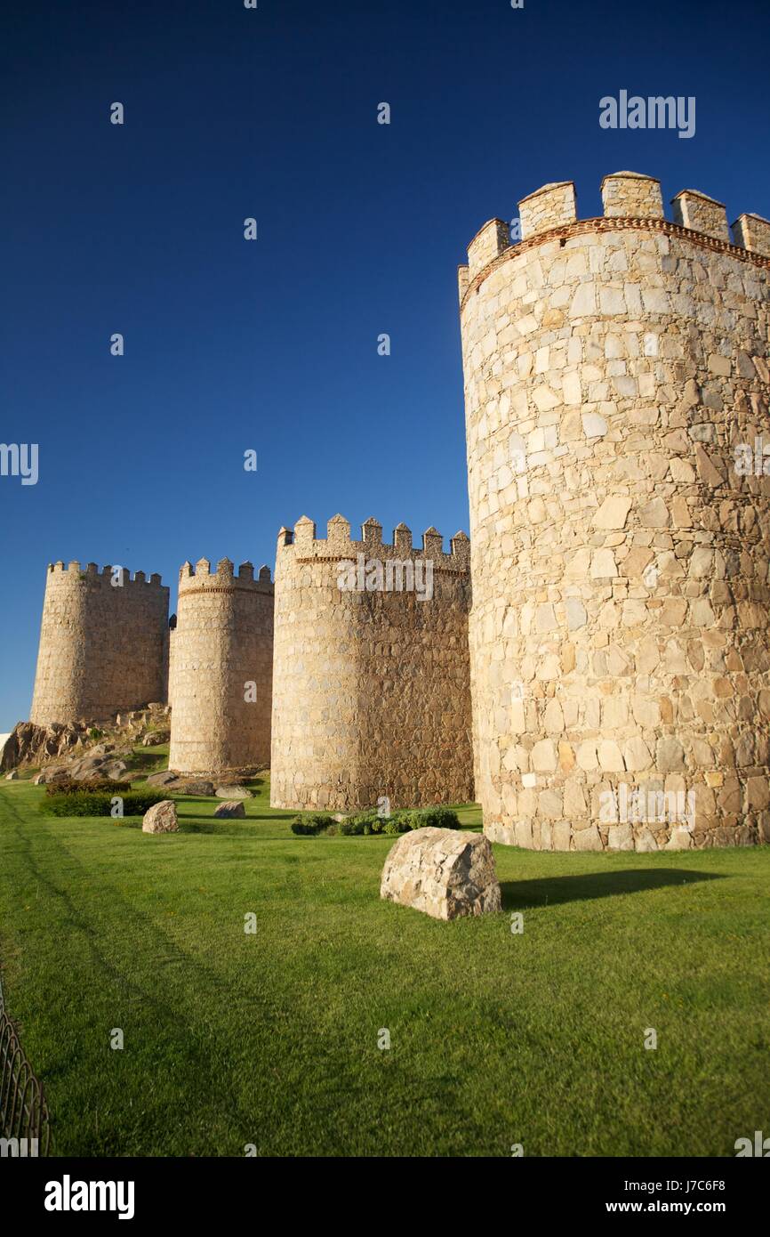 Un monumento di pietra parete spagna castello chateau landmark tower city monumento storico Foto Stock