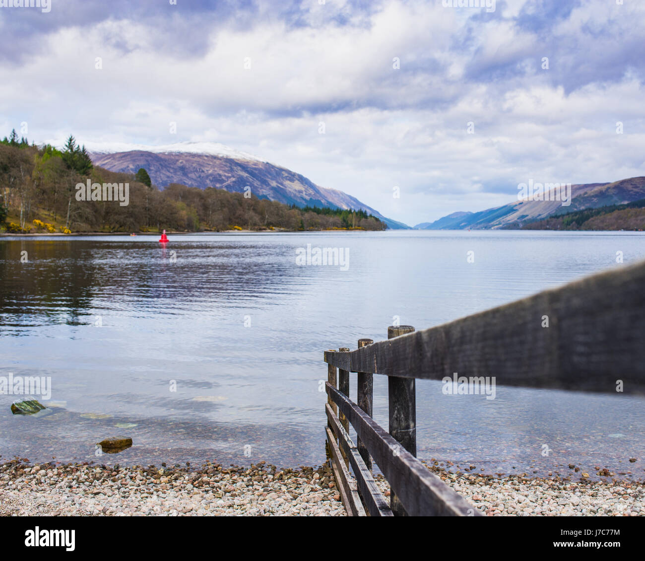Antica recinzione a gairlcohy bay che guarda a Loch Lochy Foto Stock