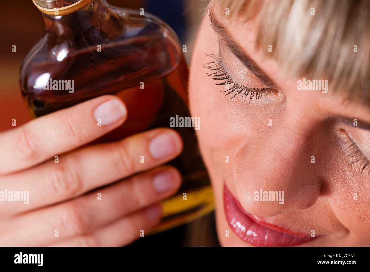 Donna bere alcool bibs brandy alcolismo drunken alcolizzato Foto Stock
