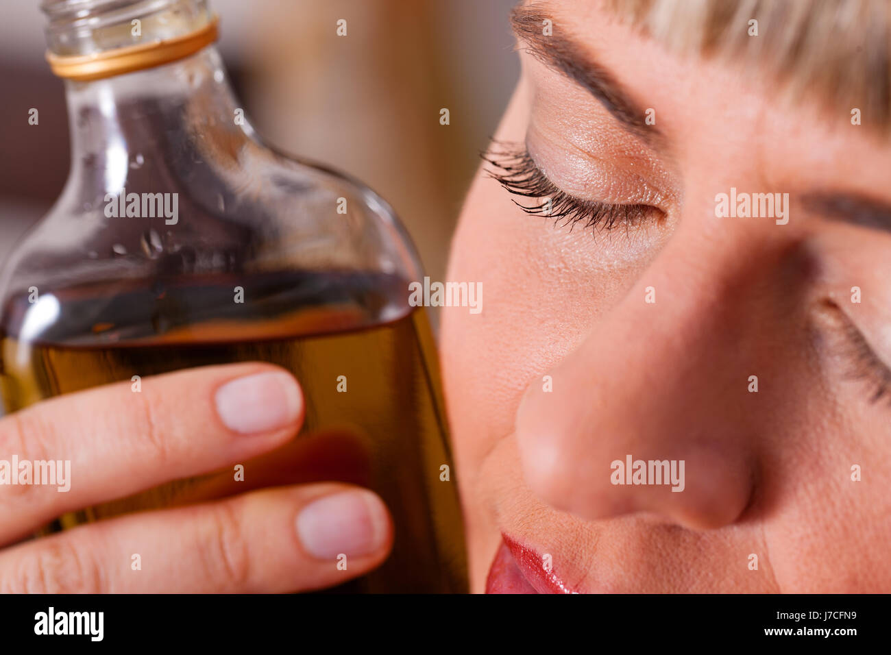 Donna bere alcool bibs brandy alcolismo drunken alcolizzato Foto Stock