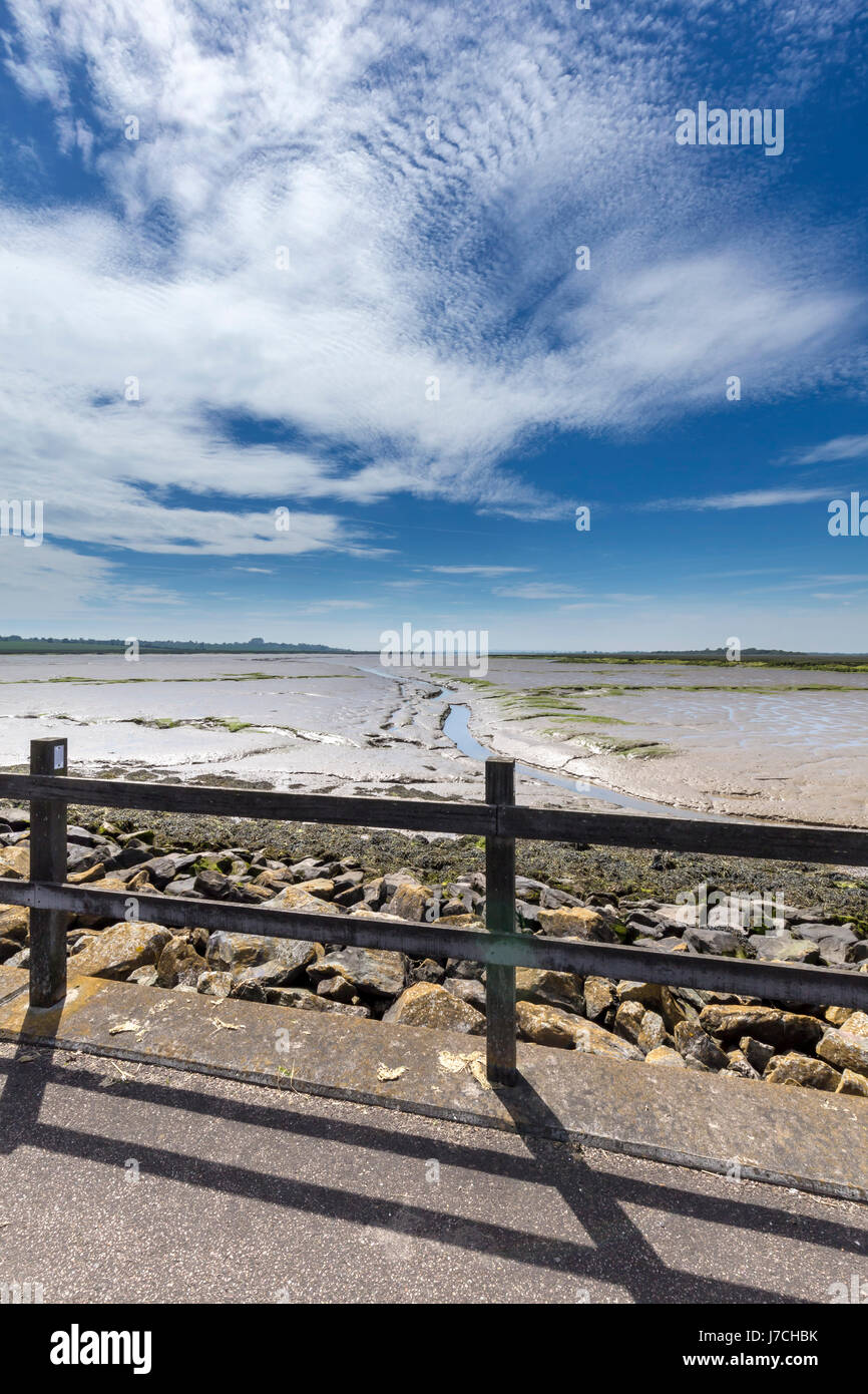 MERSEA CAUSEWAY a bassa marea. Il STROOD è l'unico accesso all'isola e inondazioni a marea alta rendendo impraticabile. Foto Stock