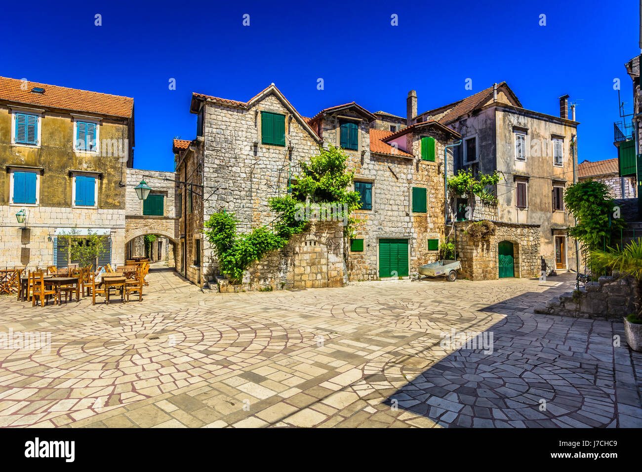 Vista in pietra colorata piazza nel centro della città di Starigrad, Croazia. Foto Stock