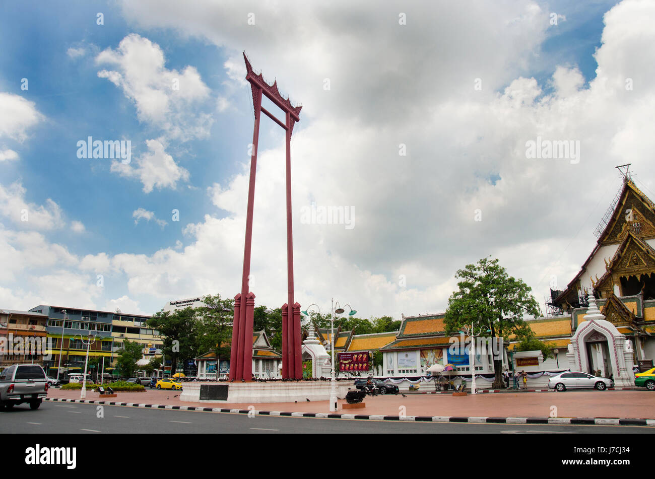 Altalena gigante o Sao Chingcha è una struttura religiosa in Phra Nakhon posizione nella parte anteriore del Wat Suthat Thepphaararam e traffico stradale il 11 maggio 2017 in Foto Stock
