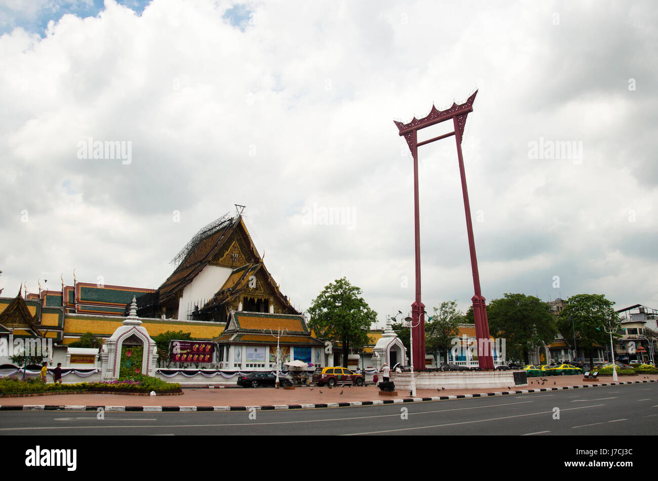 Altalena gigante o Sao Chingcha è una struttura religiosa in Phra Nakhon posizione nella parte anteriore del Wat Suthat Thepphaararam e traffico stradale il 11 maggio 2017 in Foto Stock