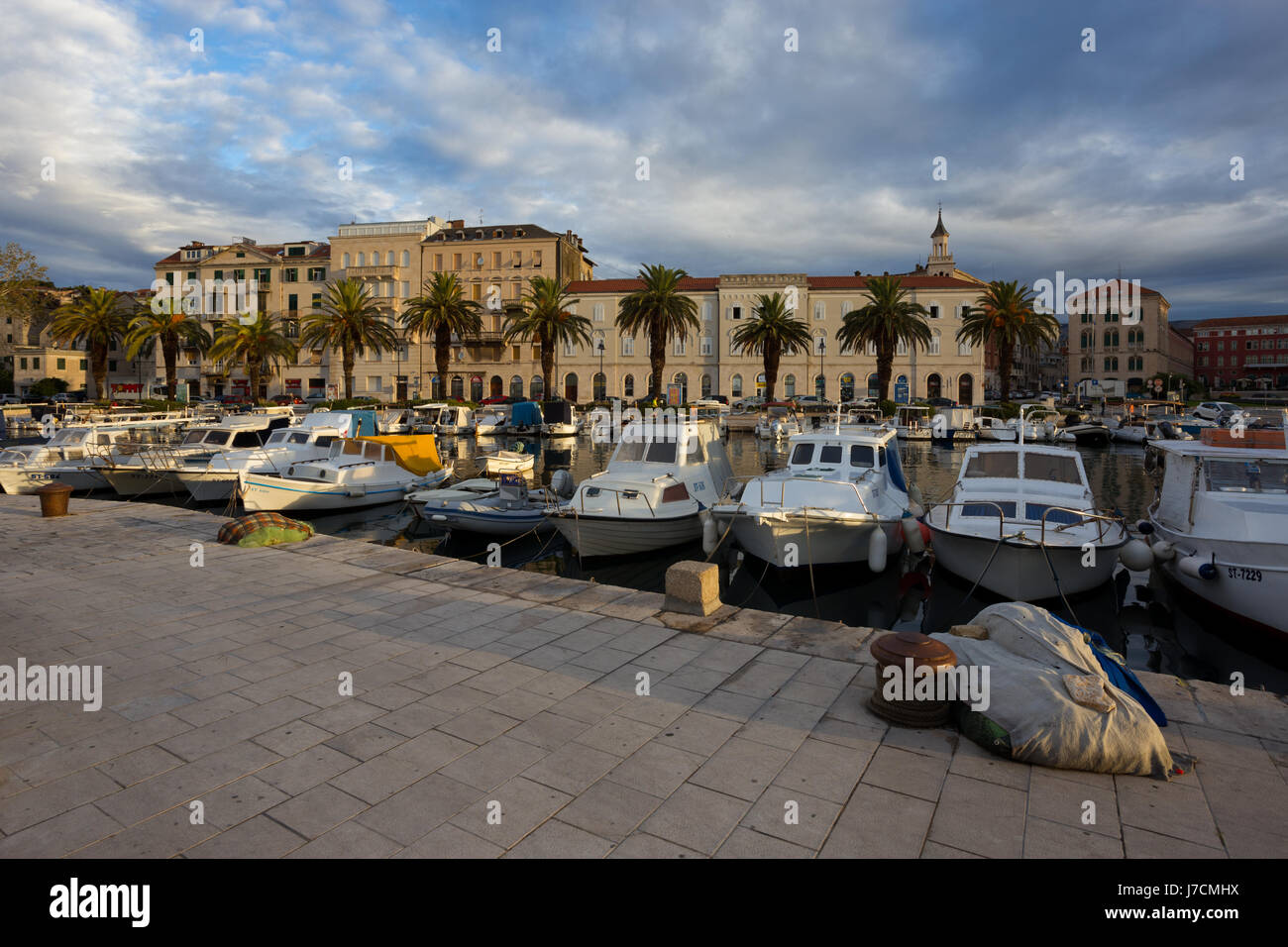 Prima la luce del mattino sulla porta Matejuska nella citta di Spalato, Dalmazia, Croazia Foto Stock