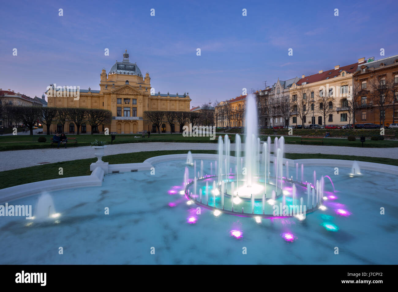 Padiglione di Arte durante il tramonto in città Zagreb, Croazia Foto Stock