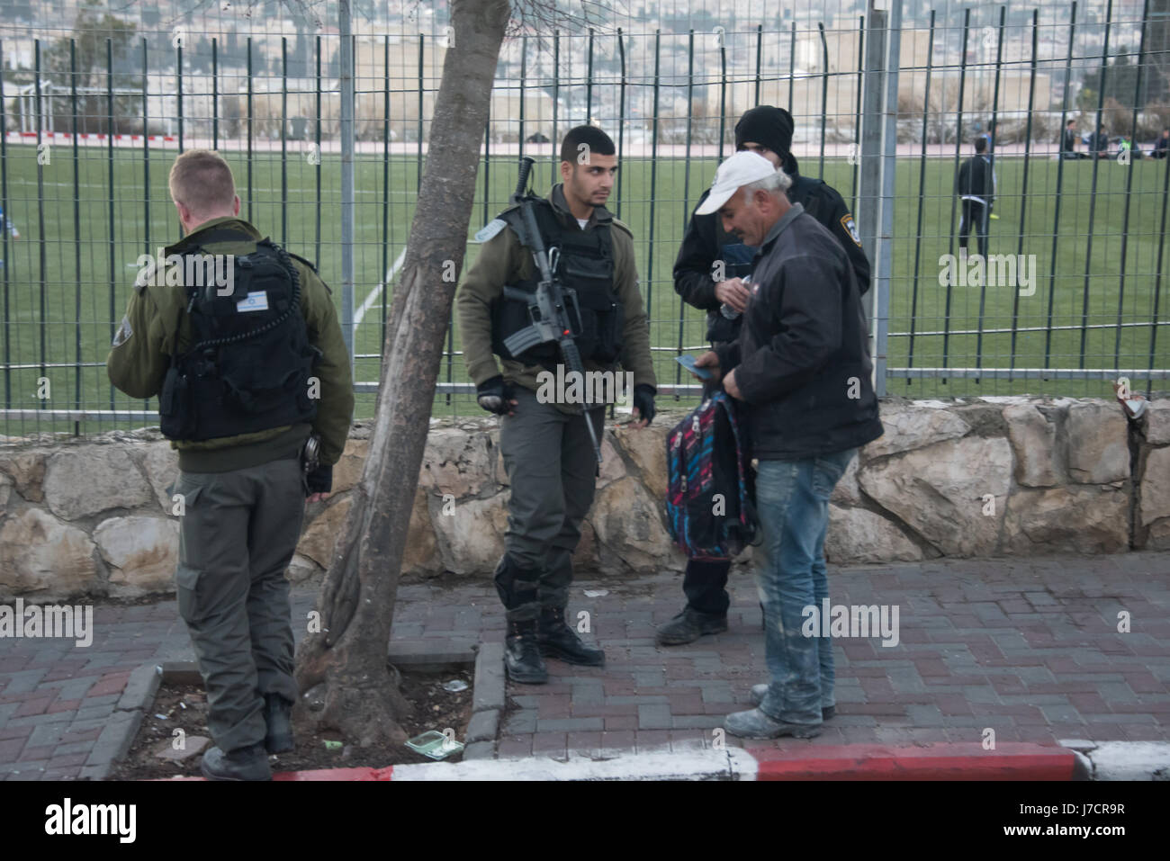 Frontiera israeliana fermo di polizia un palestinese a battenti checkpoint nel Tur al quartiere di Gerusalemme Est, Dicembre 29, 2016. Foto Stock