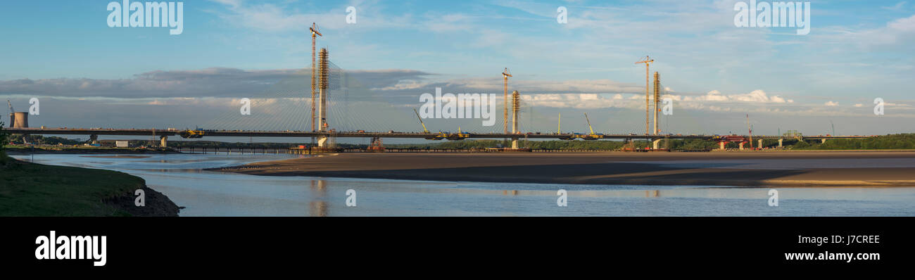 Mersey Gateway Progetto di costruzione, formando la parte finale del ponte che attraversa il completamento il divario tra nord e sud strade di accesso e di collegamento Foto Stock