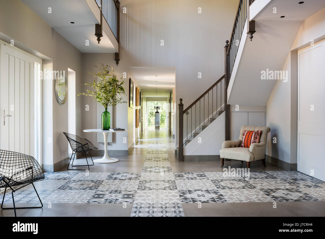 Riconfigurato ingresso interno con bold pavimento piastrellato di alternanza di luce e buio progetta Foto Stock