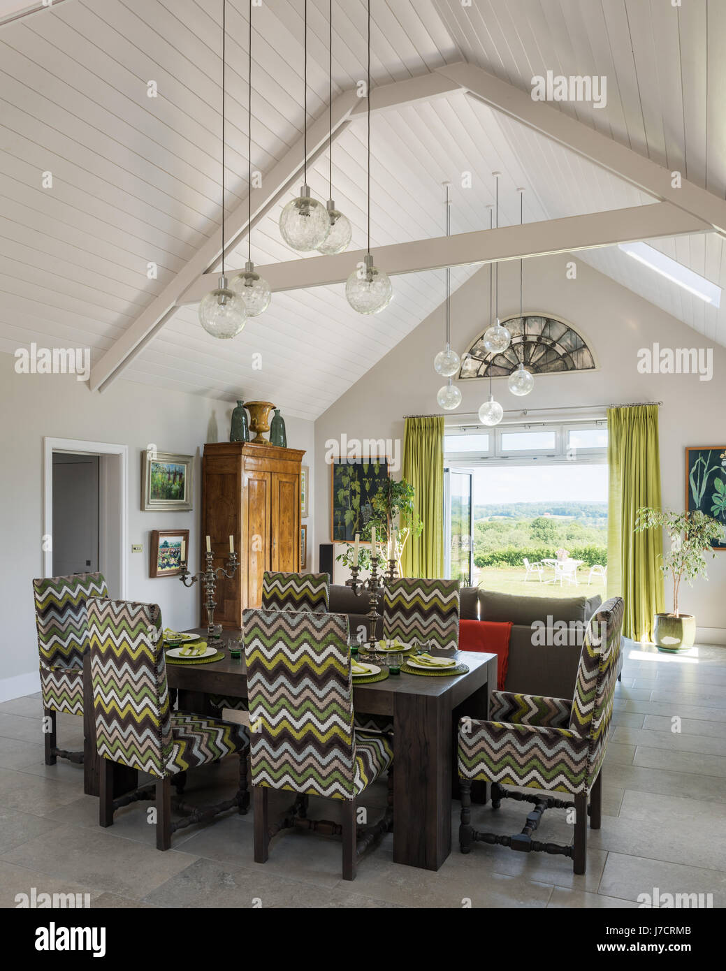 Open space con vintage globi di vetro raggruppate per definire le zone e la vista da terrazzo a sud Foto Stock