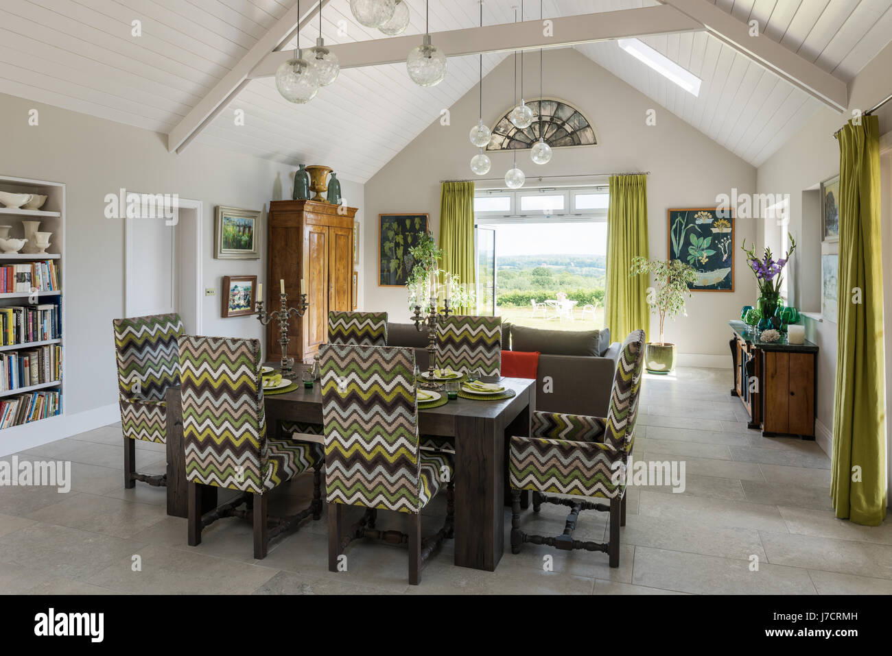 Open space con vintage globi di vetro raggruppate per definire le zone e la vista da terrazzo a sud Foto Stock