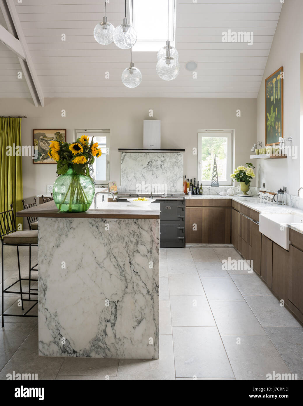 Vintage globi di vetro consente di definire lo spazio sopra il marmo Isola per cucina con girasoli Foto Stock