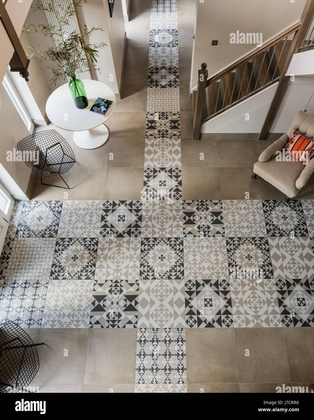Riconfigurato ingresso interno con bold pavimento piastrellato di alternanza di luce e buio progetta Foto Stock
