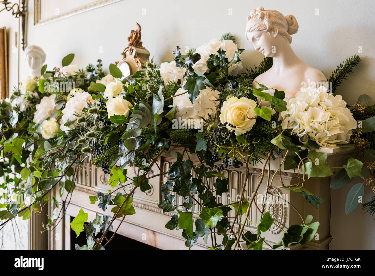 Mantelpiece adornata con ivy, ortensie, rosa bianca e il Thistle Foto Stock