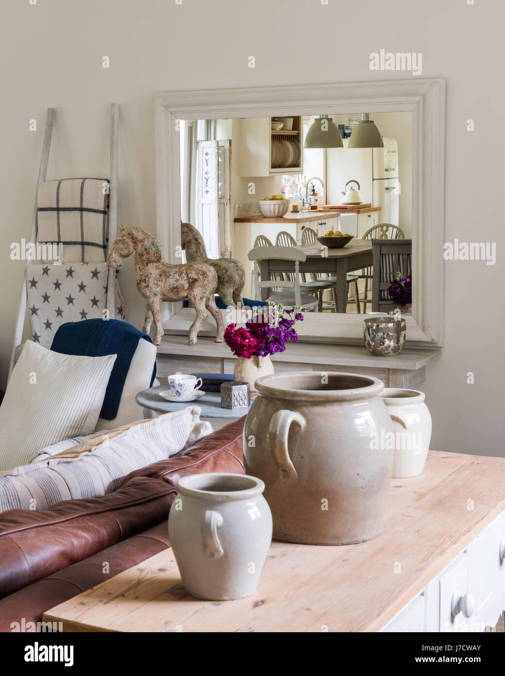 Grandi urne di ceramica sulla console in legno Tavolo da Haus nella cucina a pianta aperta / salotto Foto Stock